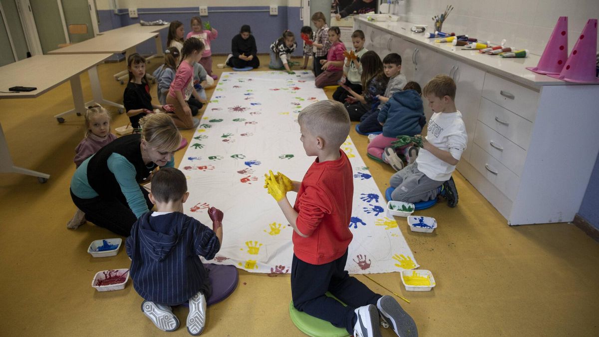 Niños durante una clase pintando