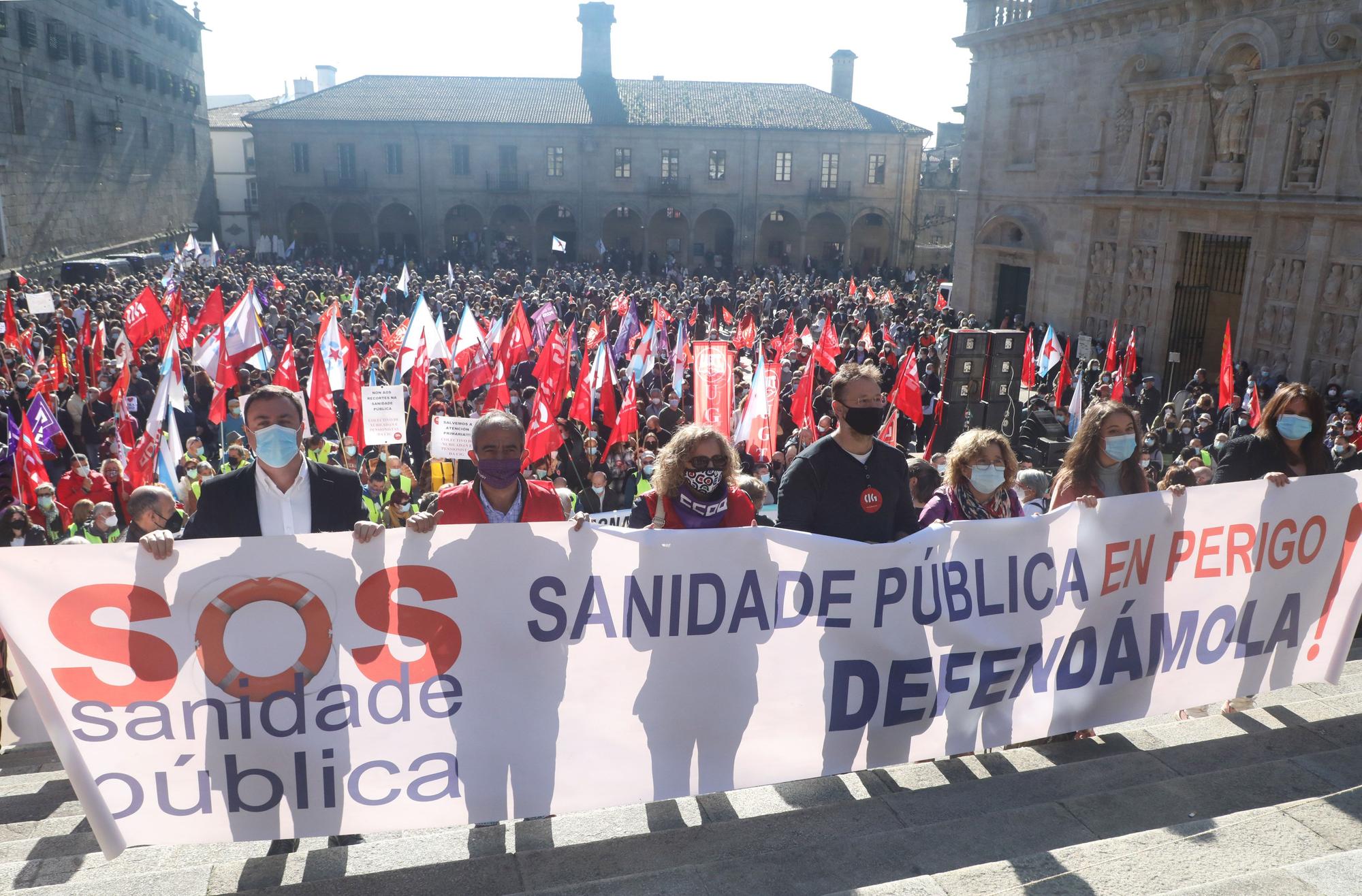 Masiva movilización en Santiago contra las "privatizaciones" y "recortes" del Sergas en Atención Primaria