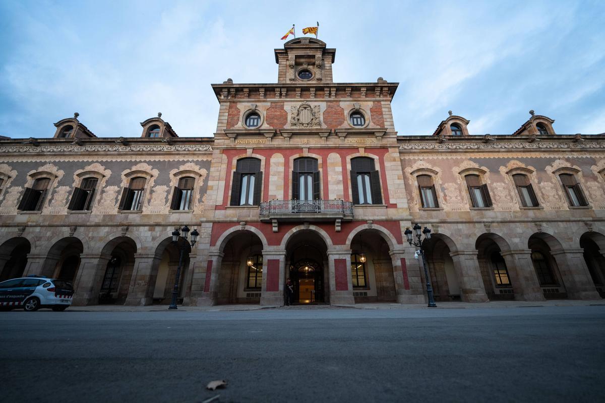 L’ampliació del Parlament arrenca amb les obres de la nova passarel·la i queda pendent la reubicació del pàrquing