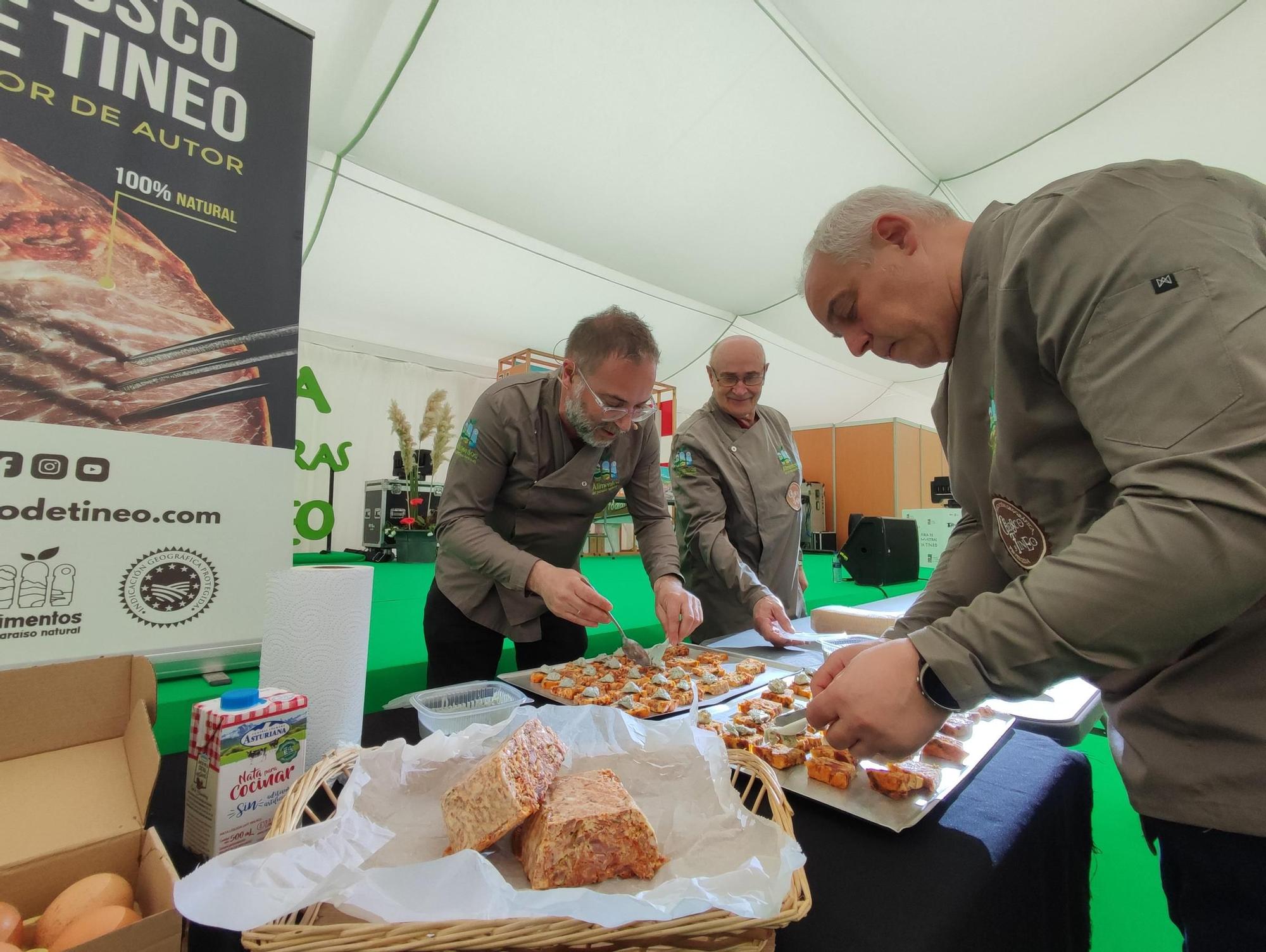 En imágenes: El chosco de Tineo y el queso cabrales se dan la mano en el broche de la 34.º Feria de Muestras de Tineo