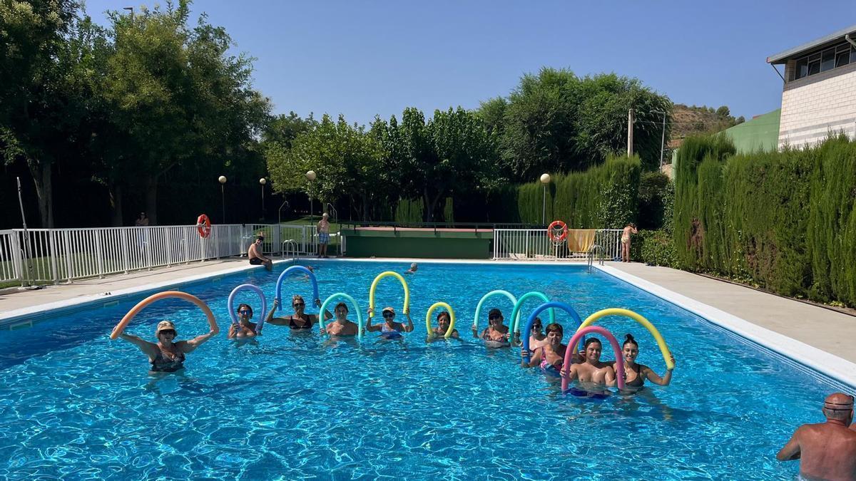 Los vecinos disfrutaron de una cita en el agua.