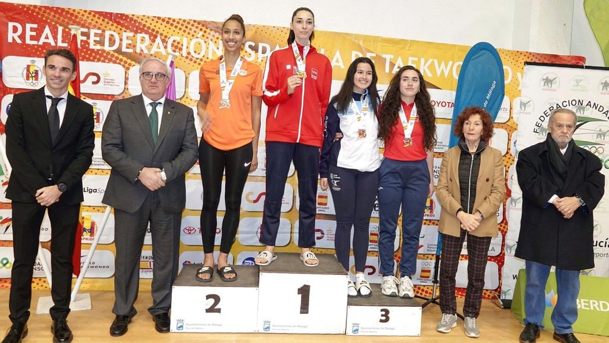 Vanessa Chiamaka posa con la medalla de plata en el Campeonato de España celebrado en Málaga
