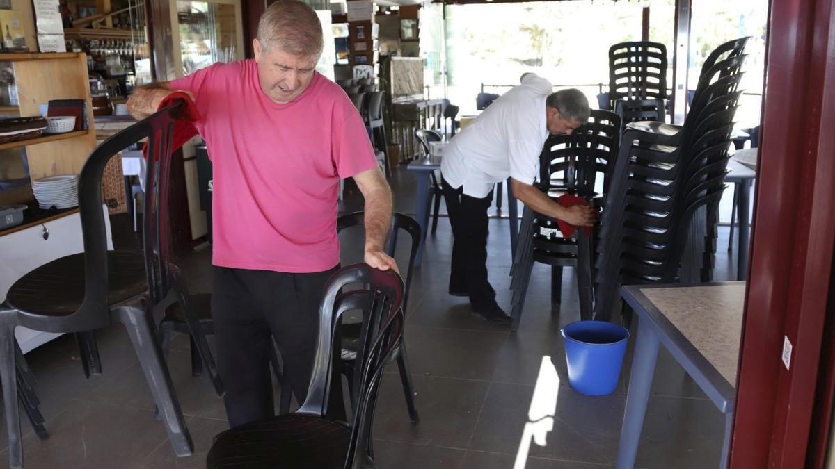 Trabajadores en un chiringuito de Málaga.