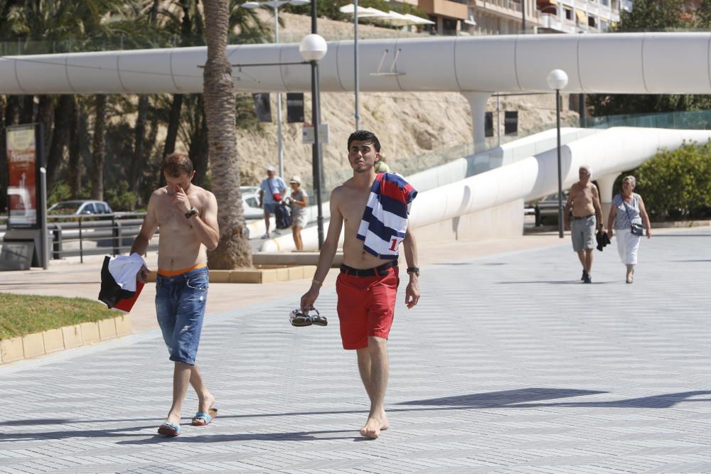 Una pareja camina por el paseo de Gómiz en Alicante