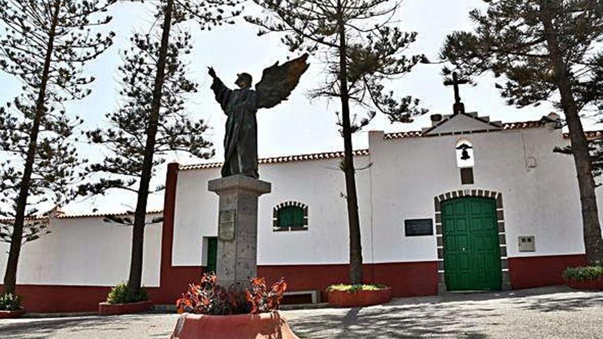 Puerta principal del cementerio de San Gregorio, en la carretera de Lomo Cementerio