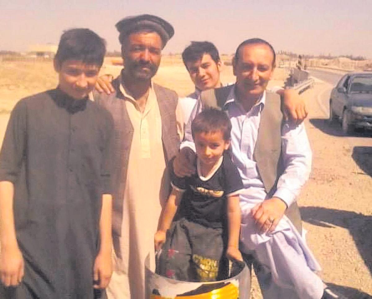 Omid Aman, a la izquierda, con su familia en Afganistán