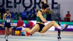 La atleta Bárbara Hernando durante la prueba de salto de longitud en el pentatlón del campeonato de España de atletismo disputado hoy en Antequera, Málaga