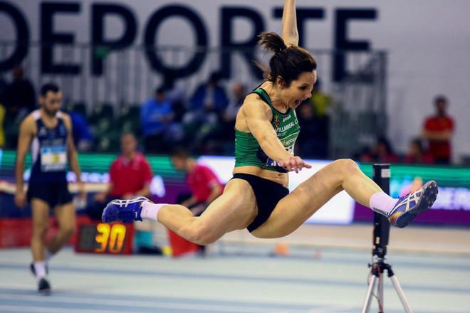 La atleta Bárbara Hernando durante la prueba de salto de longitud en el pentatlón del campeonato de España de atletismo disputado hoy en Antequera, Málaga