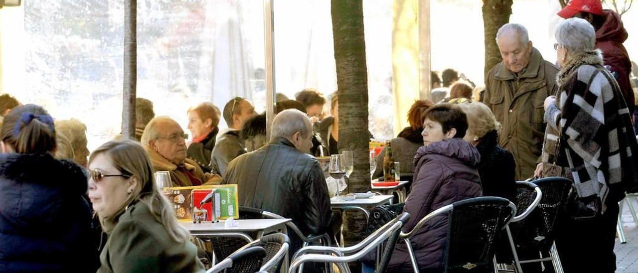 Vecinos en el parque de Jovellanos de Mieres.