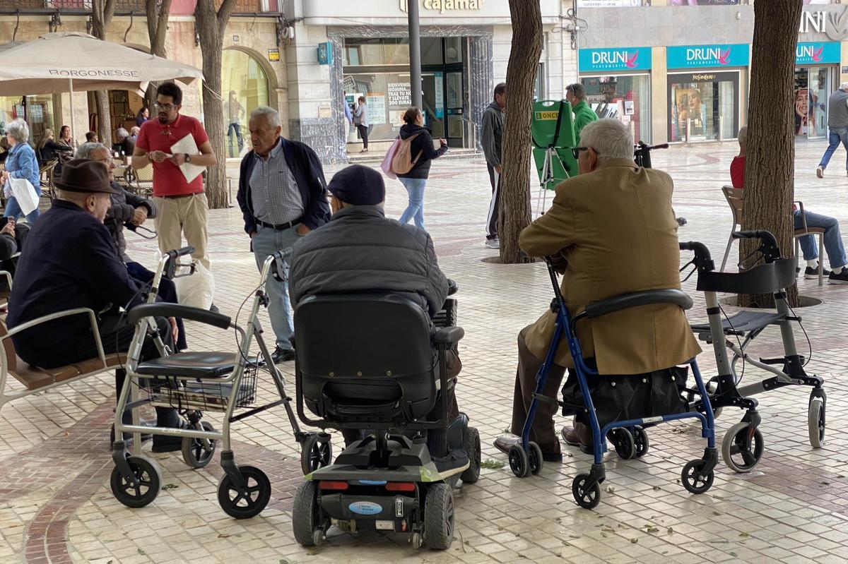 Un coloquio de personas mayores en la Plaça Baix de Elche