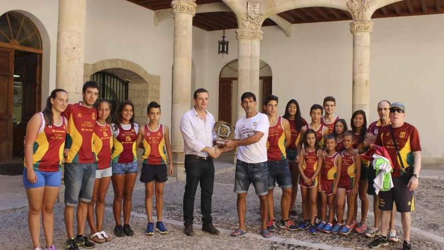 Atletas posan junto a entrenadores y Amancio Moyano (sexto por la izquierda) en Condes de Requena.