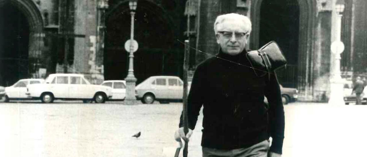 Herbert Simon, iniciando la ruta a Santiago el 1 de julio de 1980 desde la Catedral de Oviedo, al fondo.