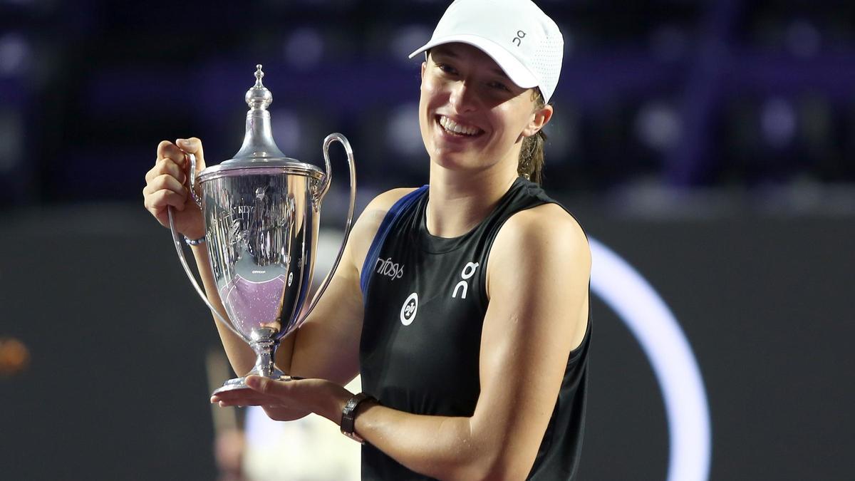 Swiatek posa con el trofeo de campeona del Masters femenino.