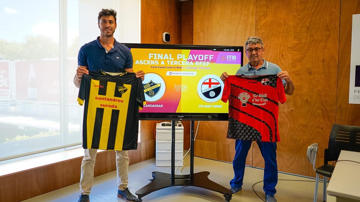 Los presidentes del Cardassar y del Sant Jordi posan con sus camisetas en la presentación de la final.