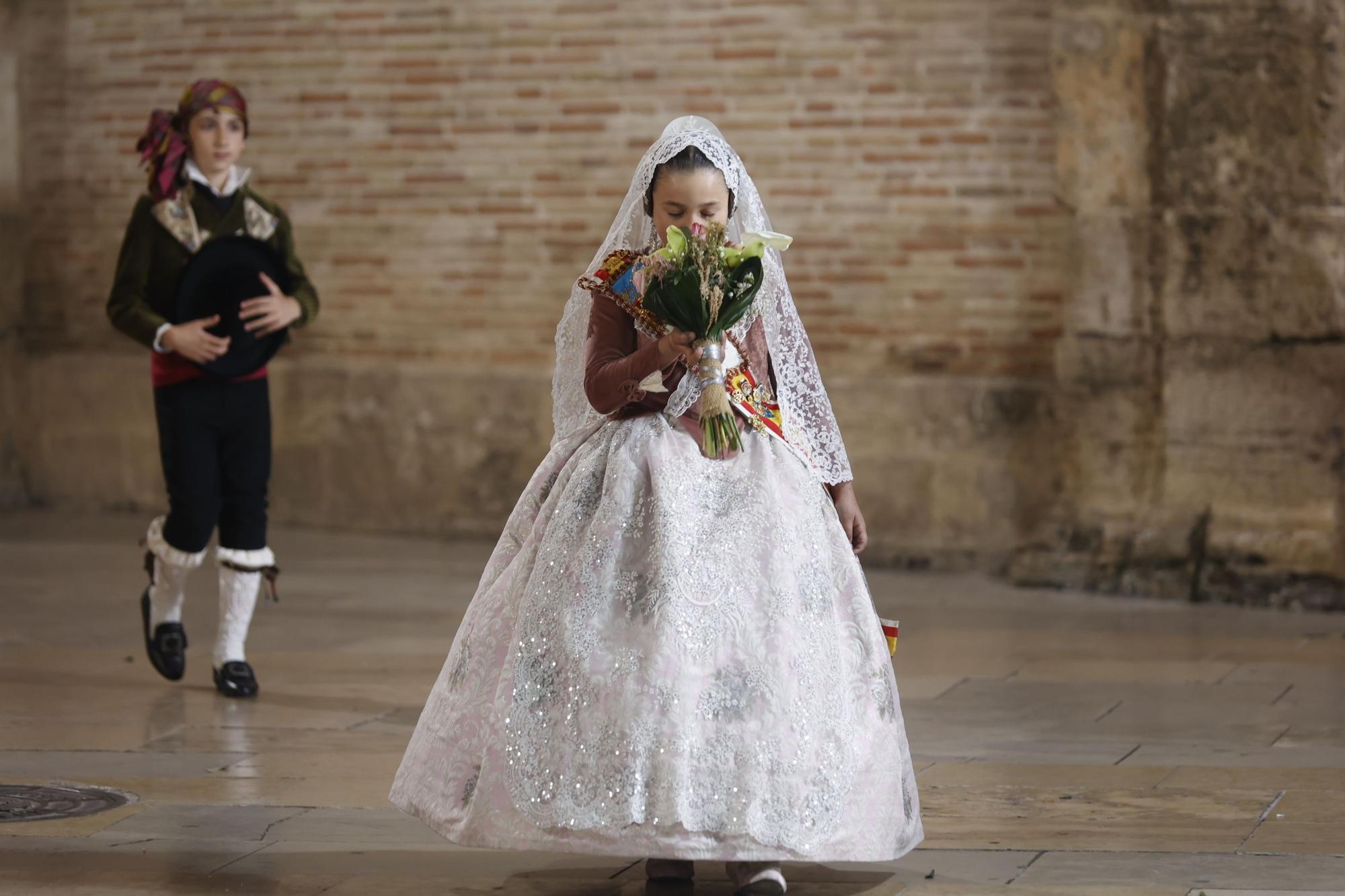 Ofrenda 2023 | Falleras Mayores e Infantiles de comisiones del 17 de Marzo (I)