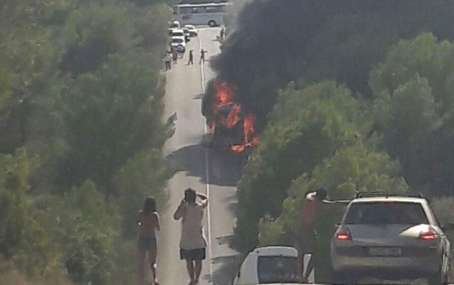 Das Fahrzeug brannte am Freitagabend (25.8.) völlig aus, die Flammen griffen auf den umliegenden Wald über. Die Fahrgäste konnten rechtzeitig aussteigen, niemand wurde verletzt.