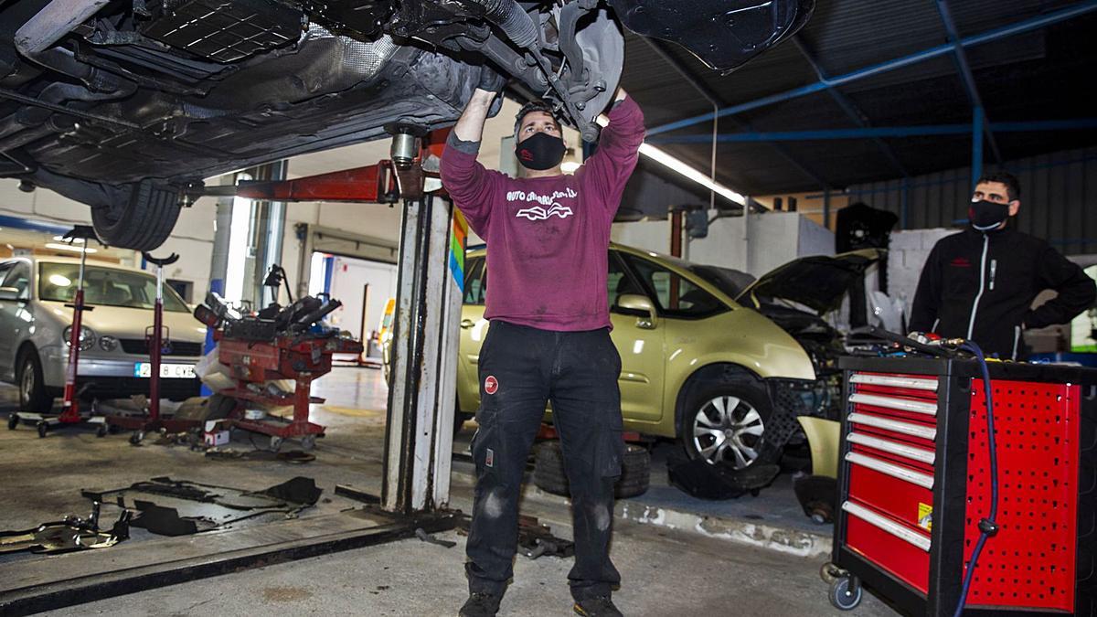 Un taller mecánico de la provincia de Alicante, en una imagen reciente.