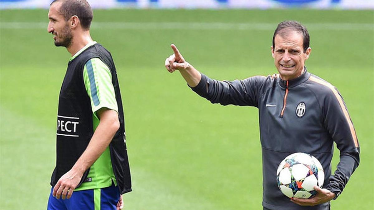 Giorgio Chiellini y Massimiliano Allegri en el Open Media Day de la Juventus