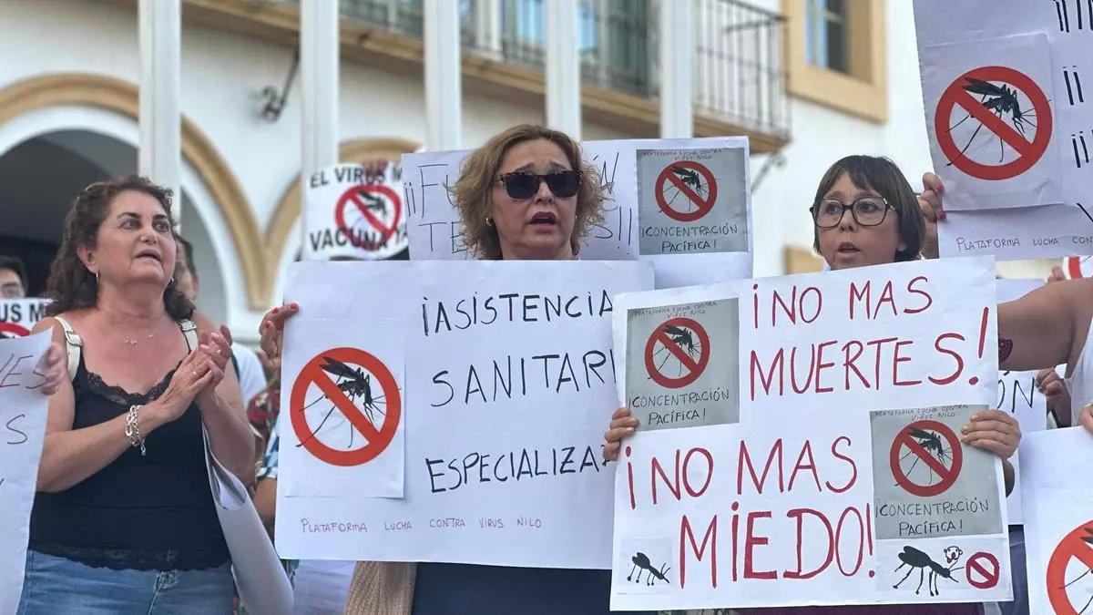 Vecinos en Dos Hermanas manifestándose contra la gestión de las administraciones públicas hacia el virus del Nilo, en una imagen de archivo.