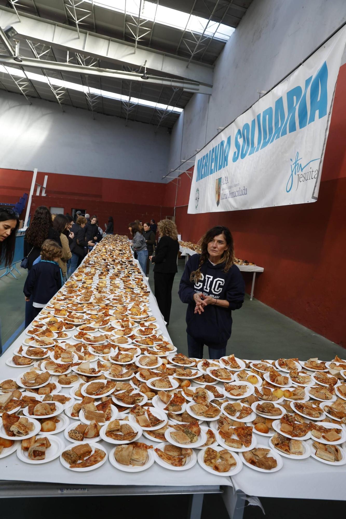 Así fue la merienda solidaria en los jesuitas de Gijón (en imágenes)