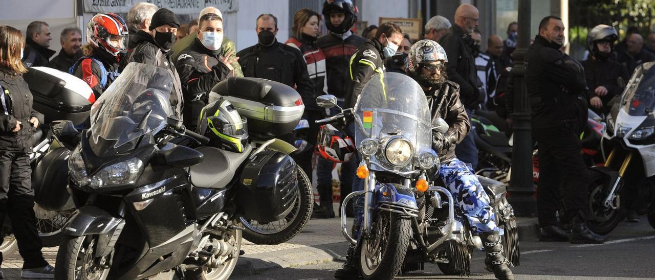 Parte de los asistentes a la concentración motera de ayer en Lalín toman la salida. |   // BERNABÉ/JAVIER LALÍN