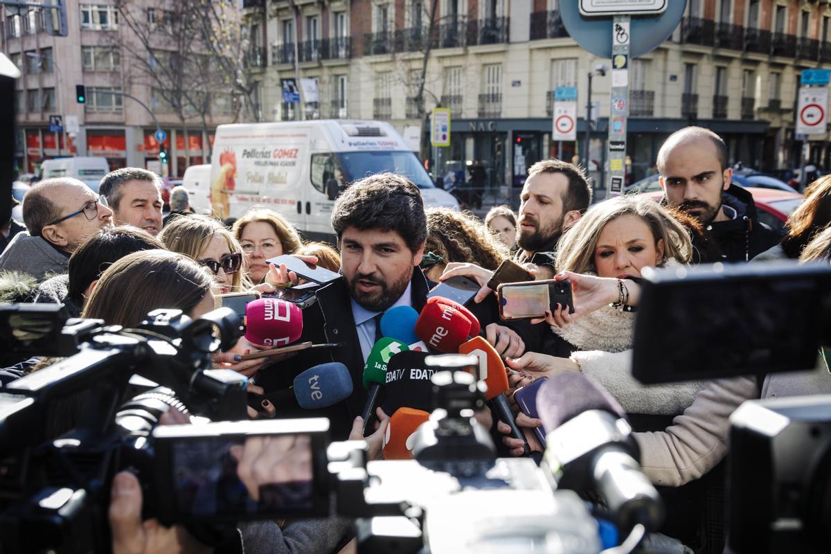 Fernando López Miras atiende a los medios antes de entrar en la reunión del Comité Ejecutivo Nacional del PP.