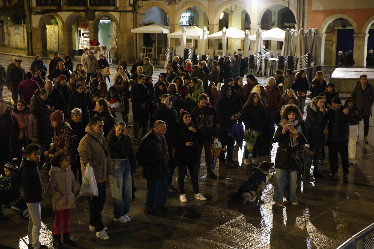 EN IMÁGENES: el entierro y quema de la sardina pone fin al multitudinario Antroxu de Avilés