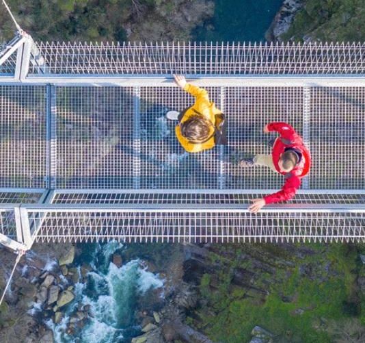 VIsta del río Paiva desde lo más alto del puente colgante peatonal más largo del mundo ubicado en Portugal