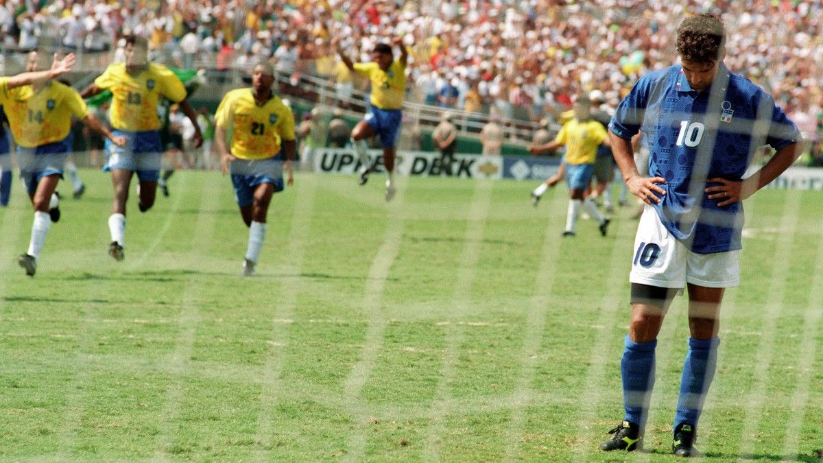 Baggio, brazos en jarra, lamenta el penalti fallado ante Brasil