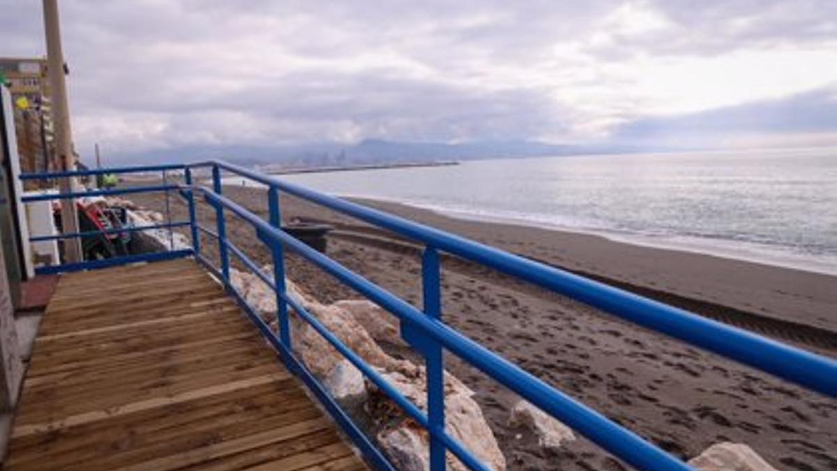 Pasarela en la playa de Sacaba