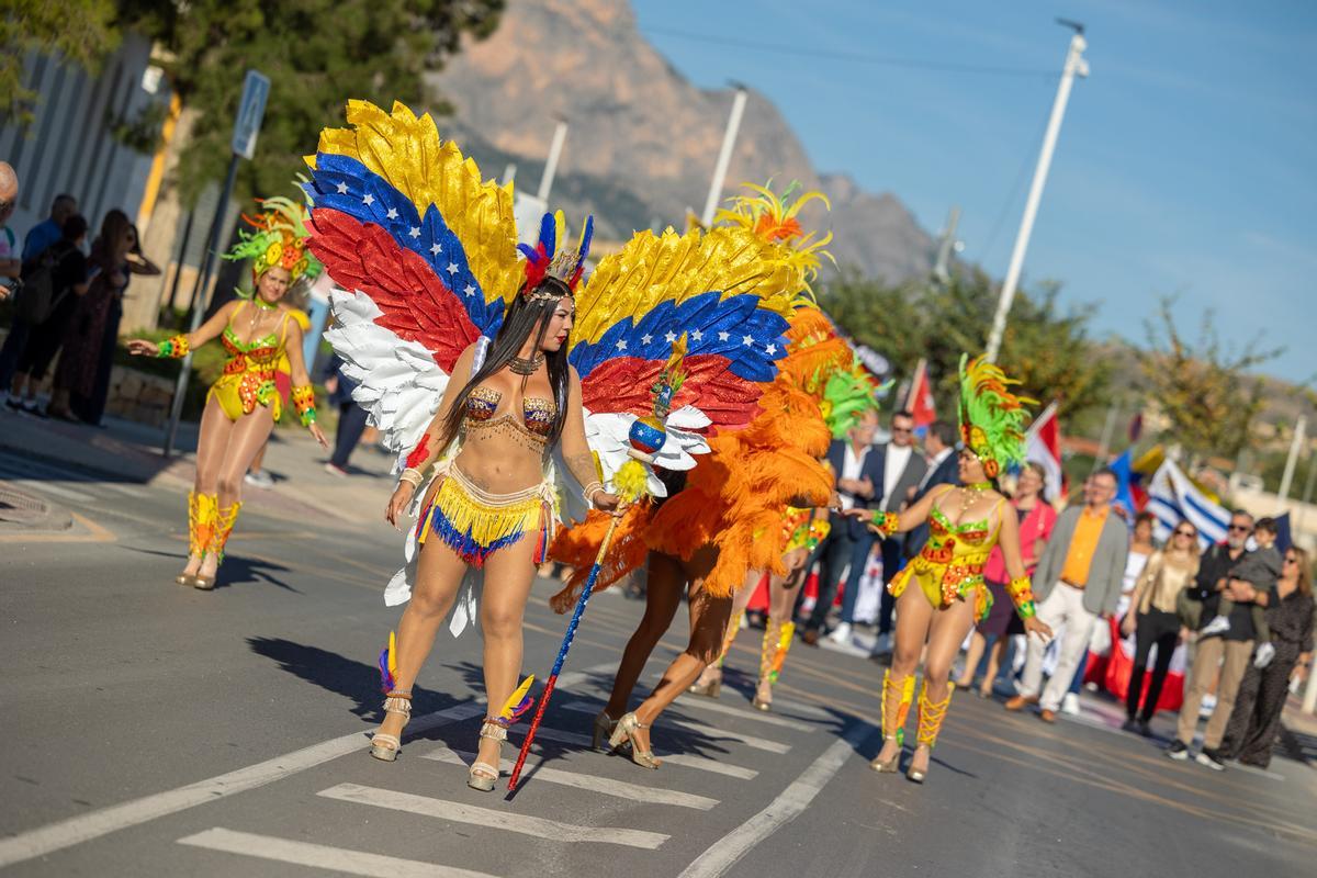 Uno de los momentos del colorido desfile de la jornada festiva.