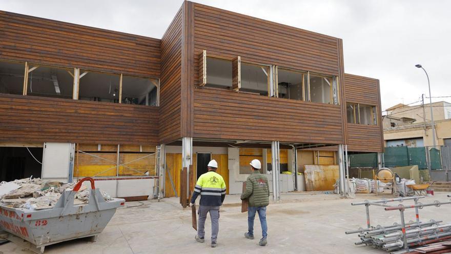 Dos obreros entran al nuevo Hotel de Asociaciones en el antiguo colegio San Francisco Javier de Los Barreros. | IVÁN URQUIZAR