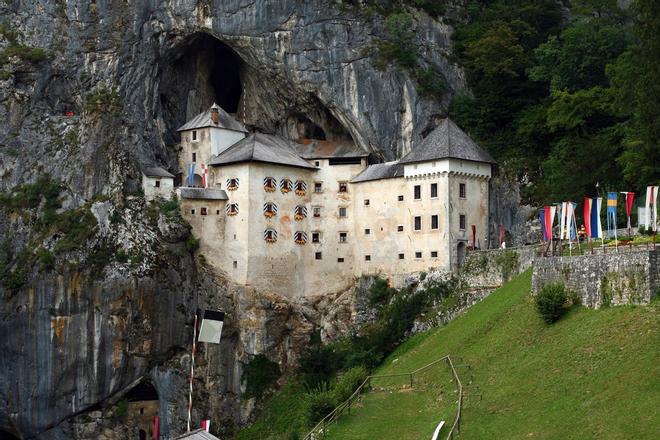 Castillo de Predjama, Eslovenia, Castillos encantados