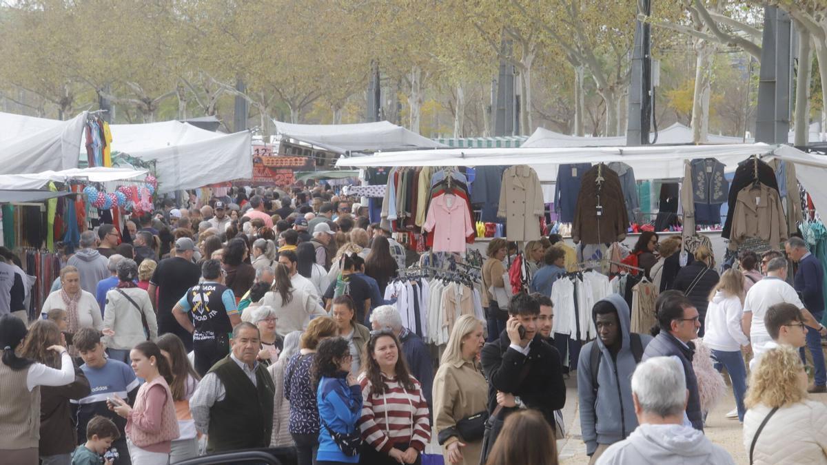 El mercadillo de El Arenal, en imágenes