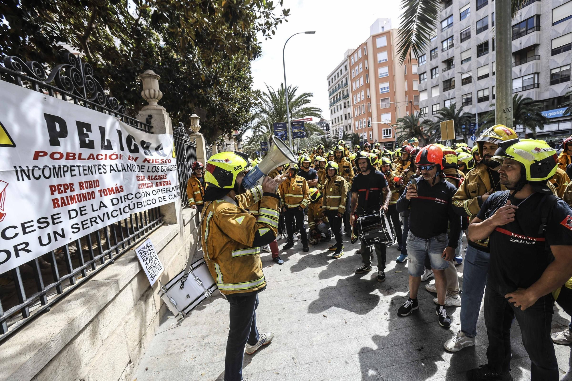 Protesta de los bomberos frente a la Diputación de Alicante