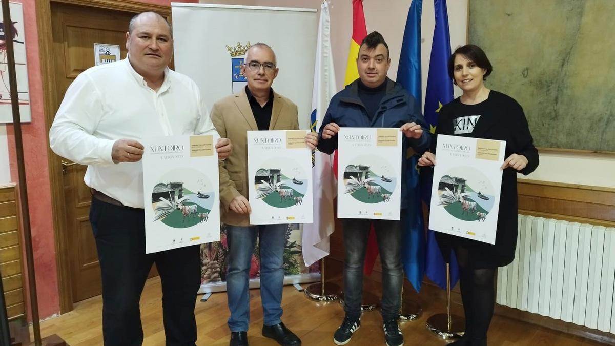 De izquierda a derecha, César Álvarez, alcalde d&#039;A Veiga; Antón García, director xeneral de Política Llingüística; Abel Pérez, miembru de Mialma Producciois y Arantxa González, conceyala de Cultura, na presentación de Xuntoiro nel Ayuntamientu.