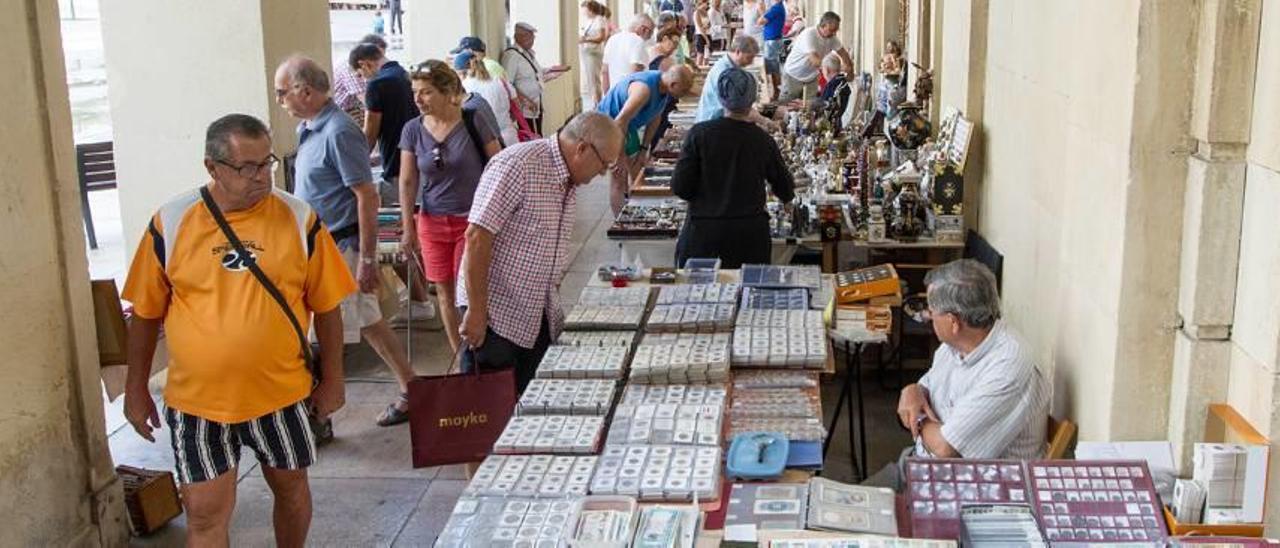 Mercado de filatelia y numismática que se celebra los domingos en la plaza del Ayuntamiento de Alicante.