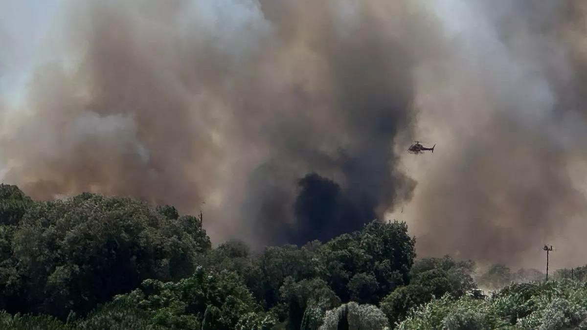 Columna de fum de l'incendi de la Bisbal d'Empordà