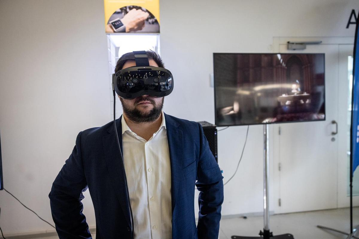 Alejandro Castillo, de DeuSens, haciendo una demostración de sus gafas de realidad virtual