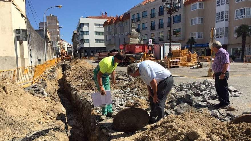 Unos operarios trabajan en una zanja de la calle Concepción Arenal, ayer, en A Guarda. // C.A.G.