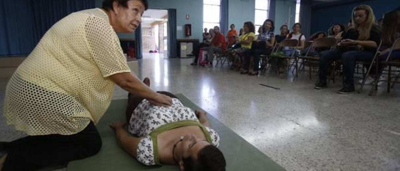 Un instante de la práctica de la reanimación, durante el taller en Salesianos.