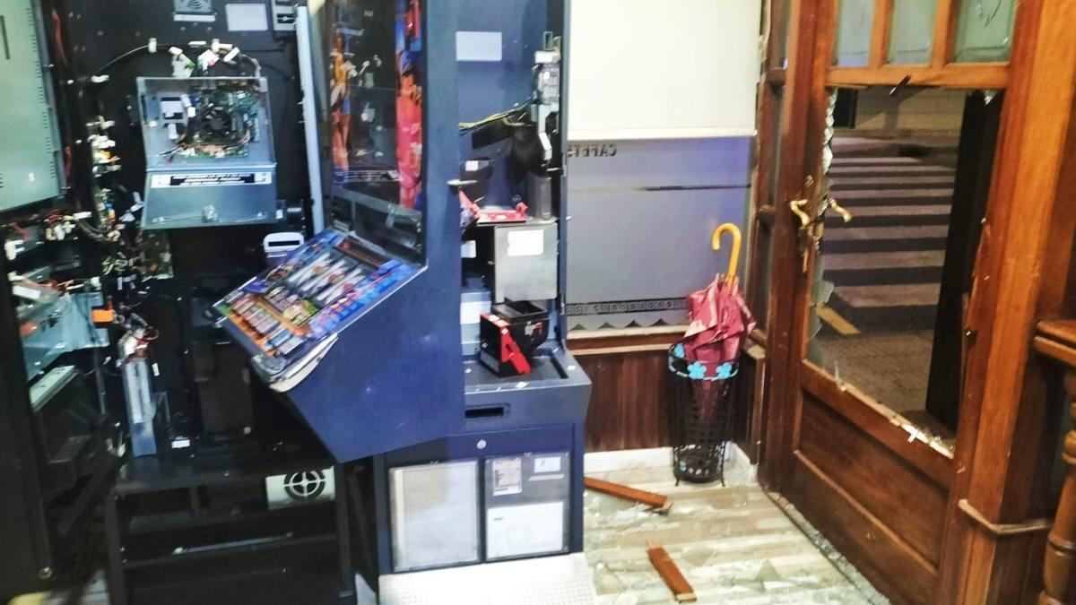 La puerta del restaurante y las dos máquinas reventadas.