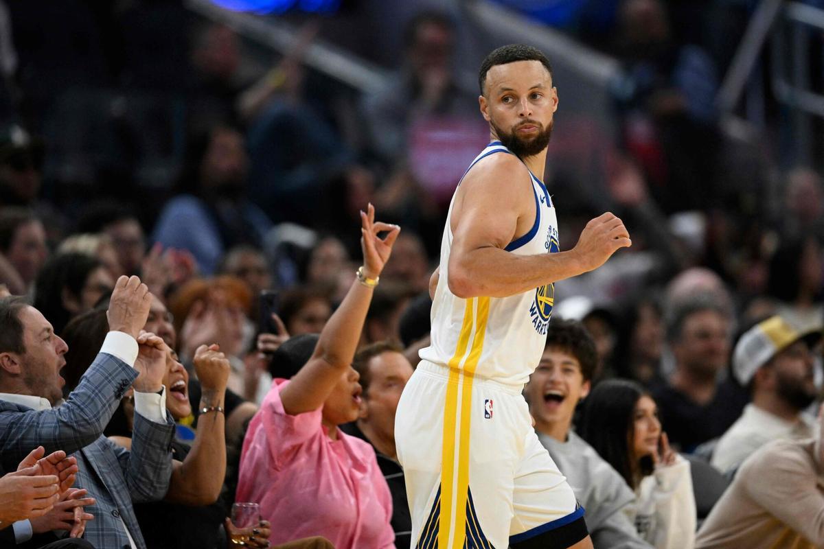 Stephen Curry en su primer partido después de lesión contra Houston Rockets.