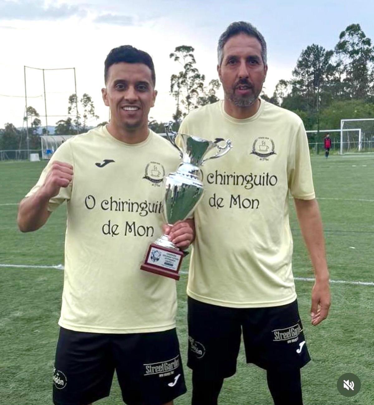 Ibra, con uno de sus compañeros del equipo de veteranos de O Chiringuito de Mon.