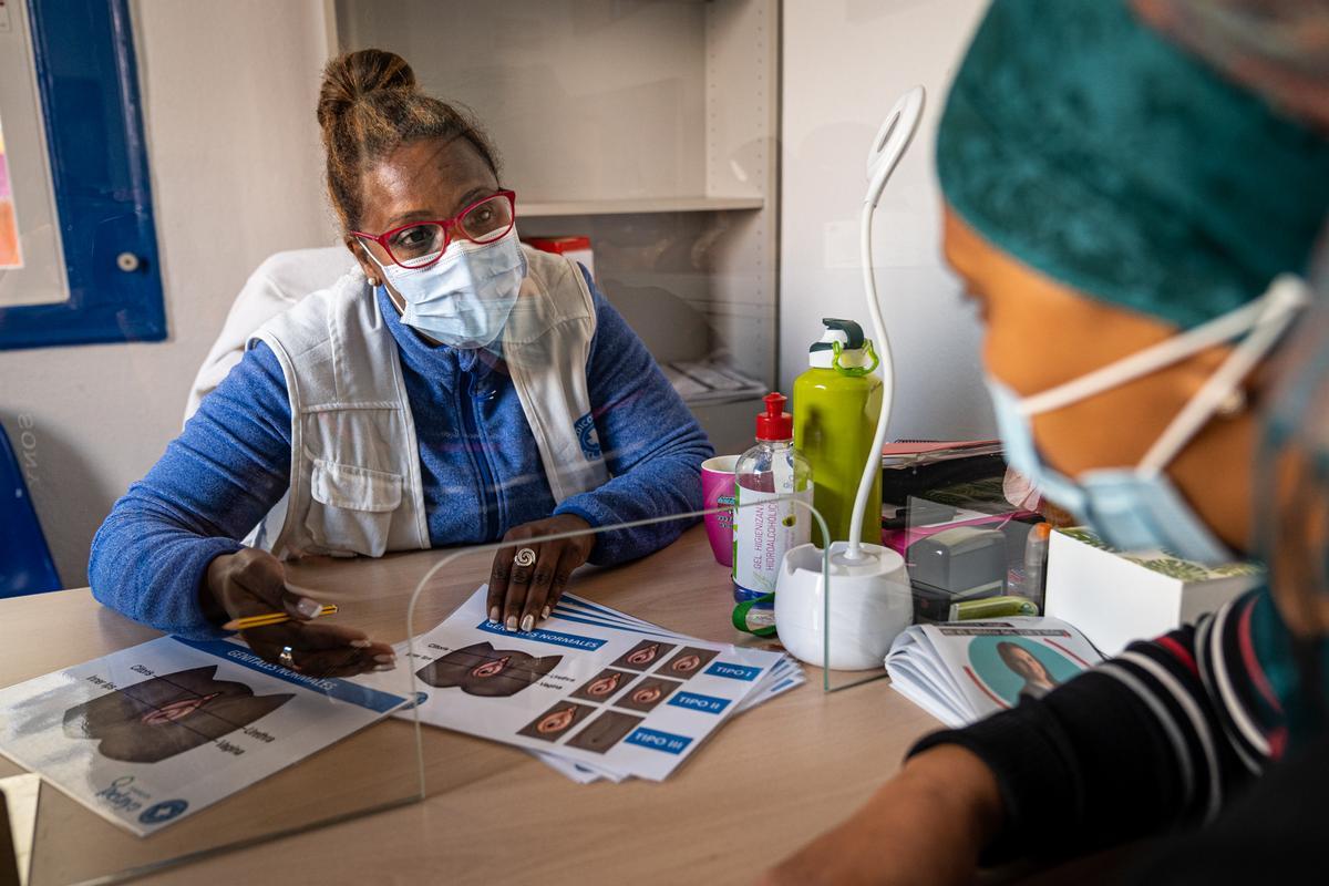 Médicos del Mundo busca prevenir la mutilación a través de talleres grupales y atención individual.