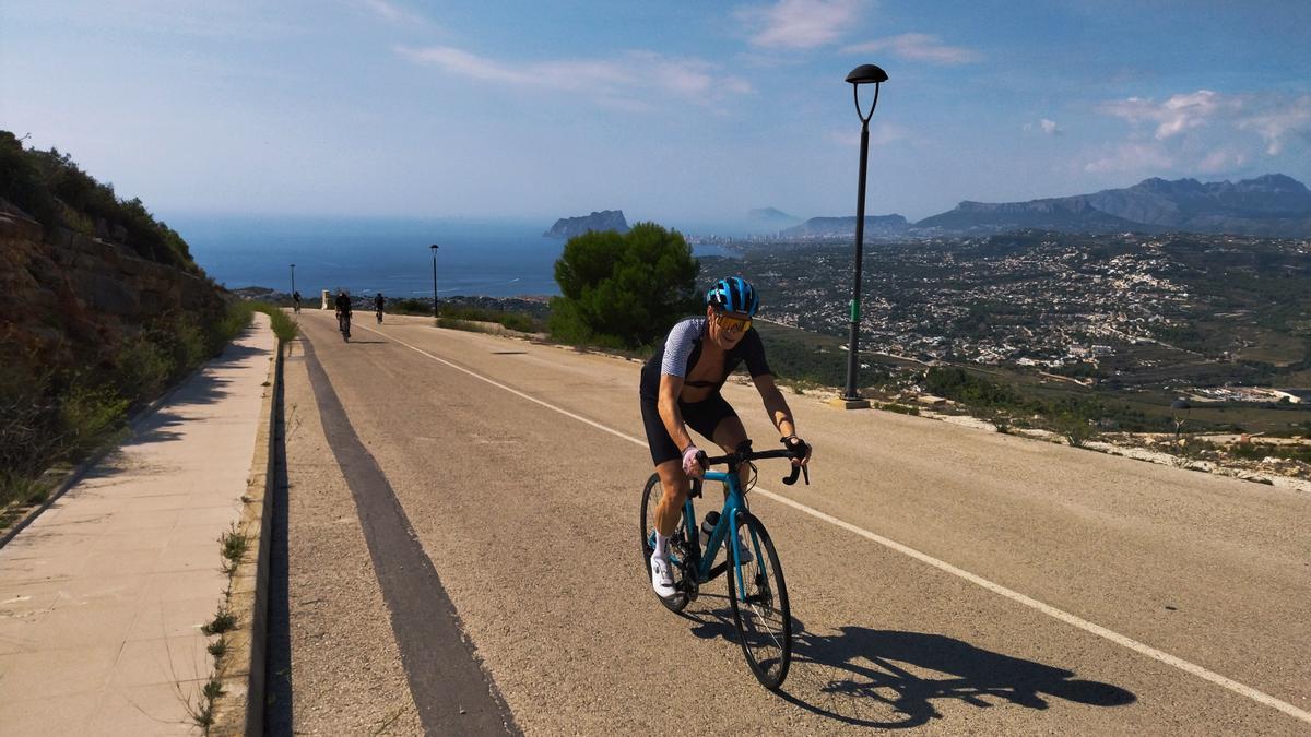 Un ciclista asciende el Puig de la Llorença, en Benitatxell