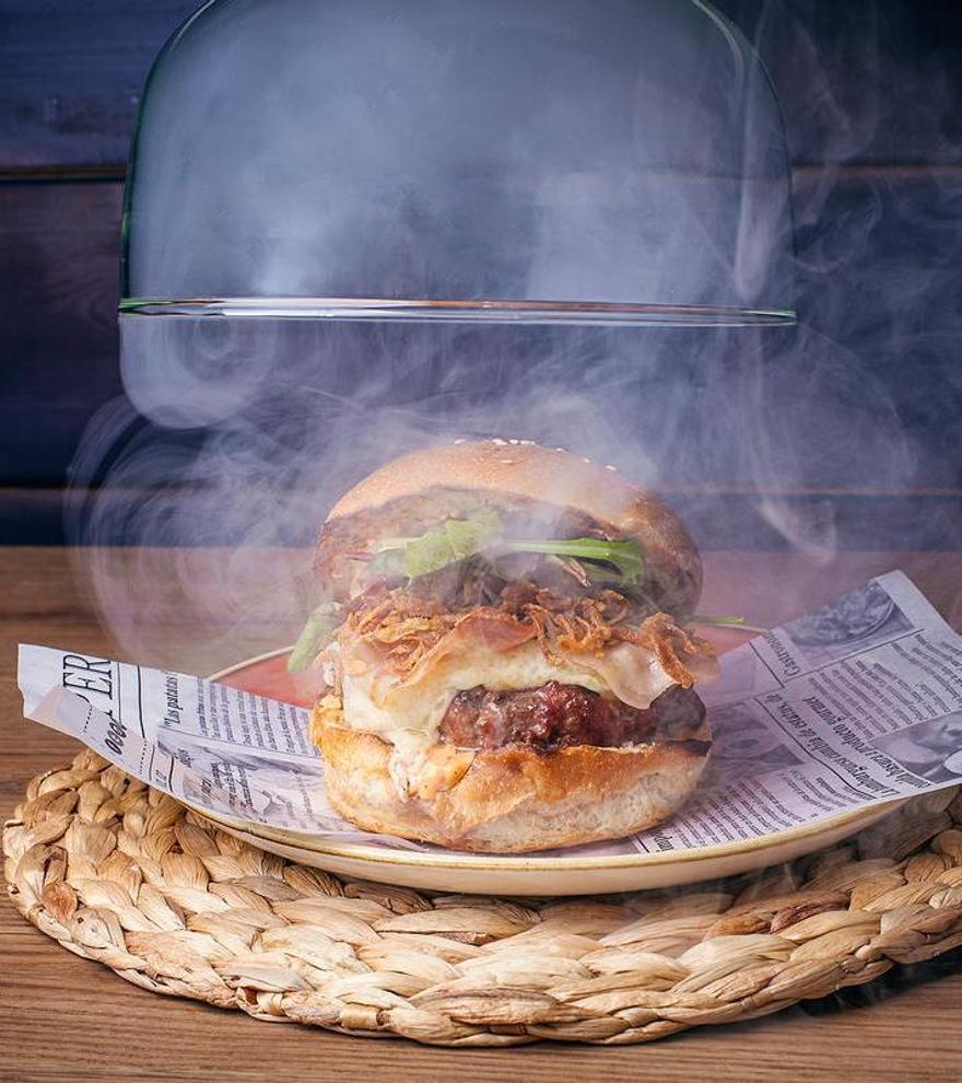 Burger de chuletón de vaca rubia gallega, la nueva hamburguesa de Apache -  Información