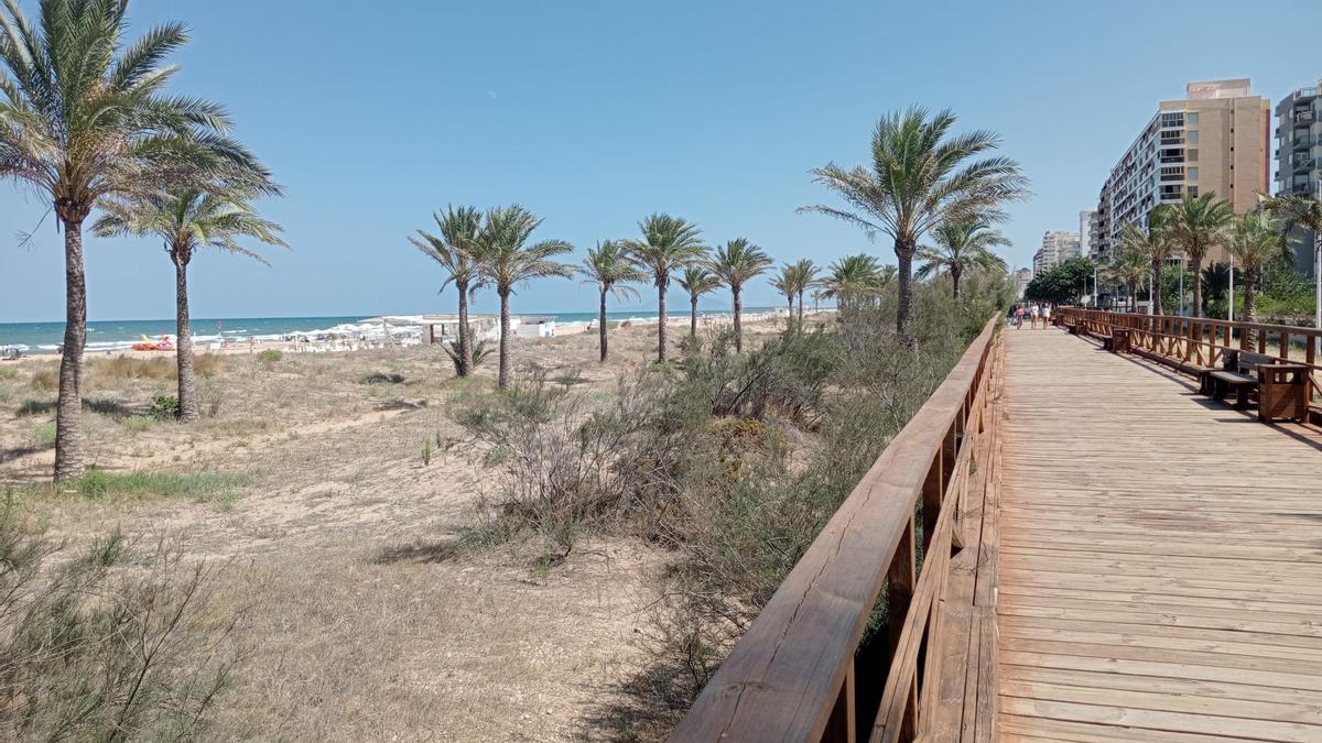 El paseo de madera de la playa de Gandia, similar al que se planteó en Oliva.