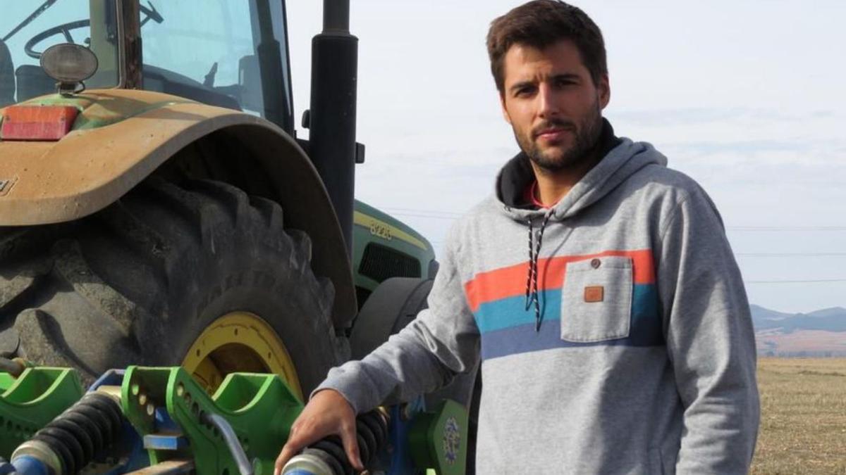 Marcos Garcés, un joven agricultor de Bañón (Campo de Jiloca). | EL PERIÓDICO