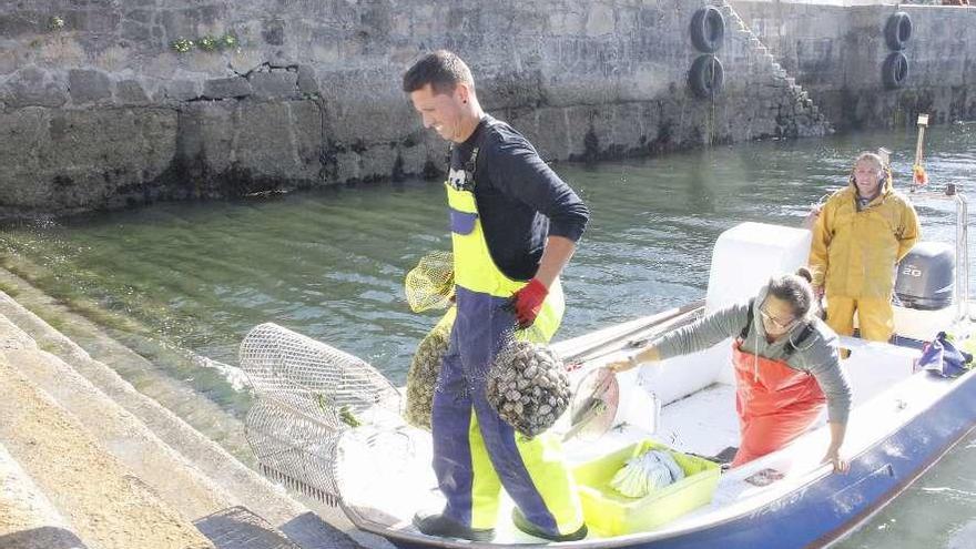 Una embarcación del marisqueo a flote en esta campaña de invierno en Meira. // Santos Álvarez